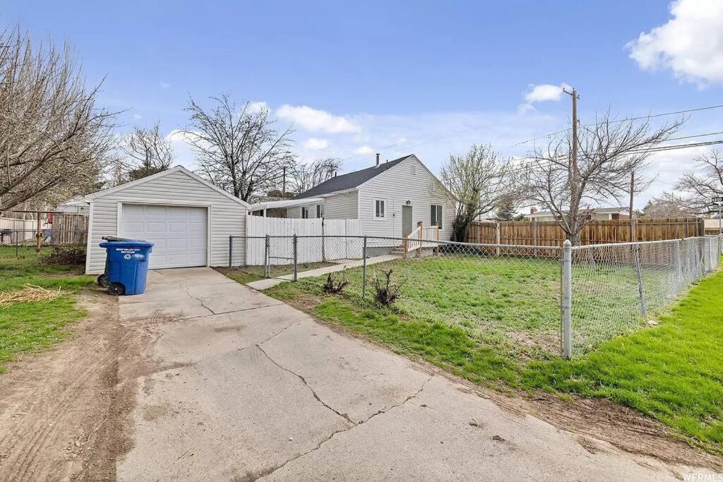 Cute Entire Small House With Large Yard! Pets Welcome! West Valley City Bagian luar foto