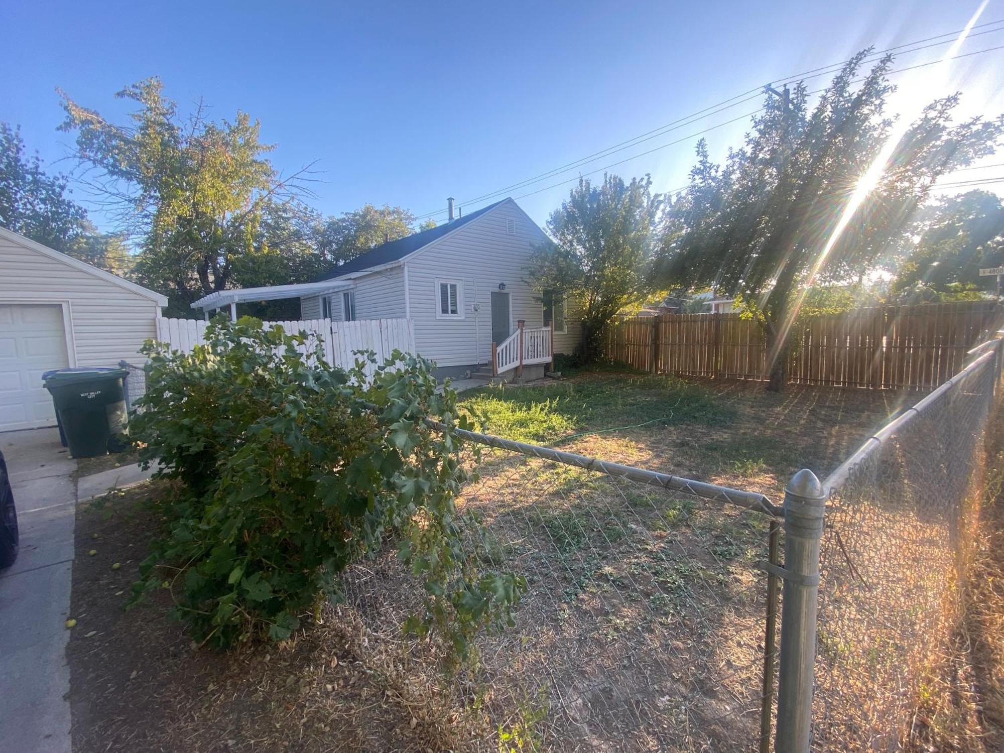 Cute Entire Small House With Large Yard! Pets Welcome! West Valley City Bagian luar foto
